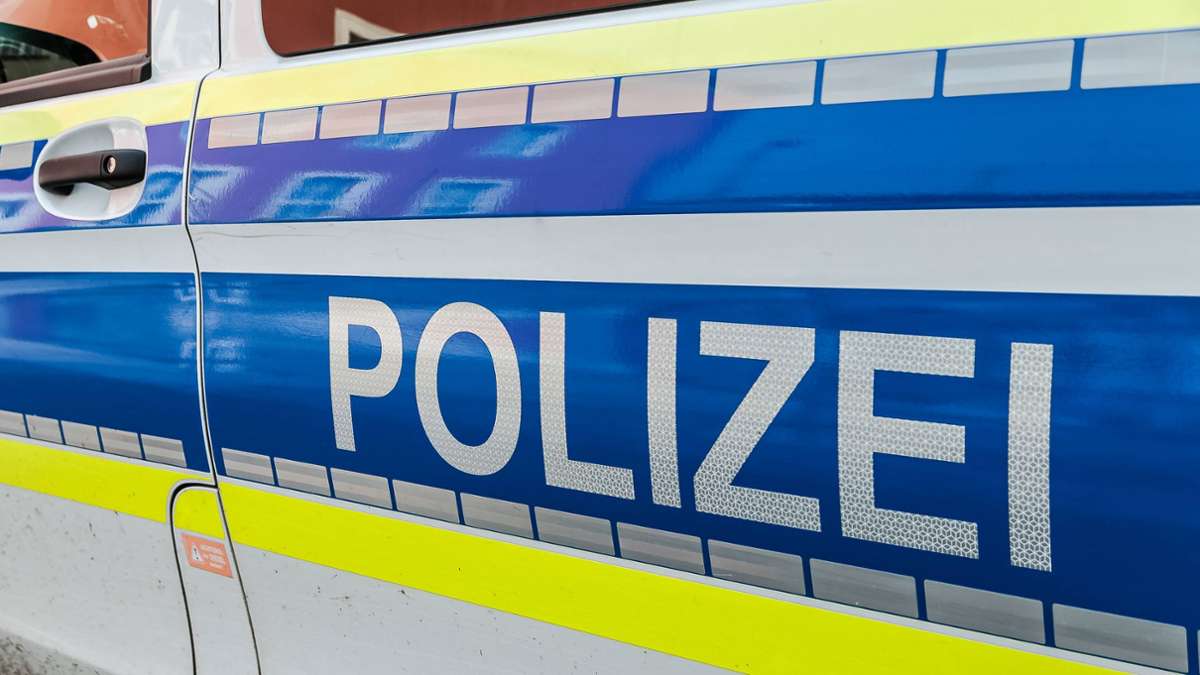 Vorfall in Ludwigsburg: Autofahrer erfasst Fußgänger und flüchtet