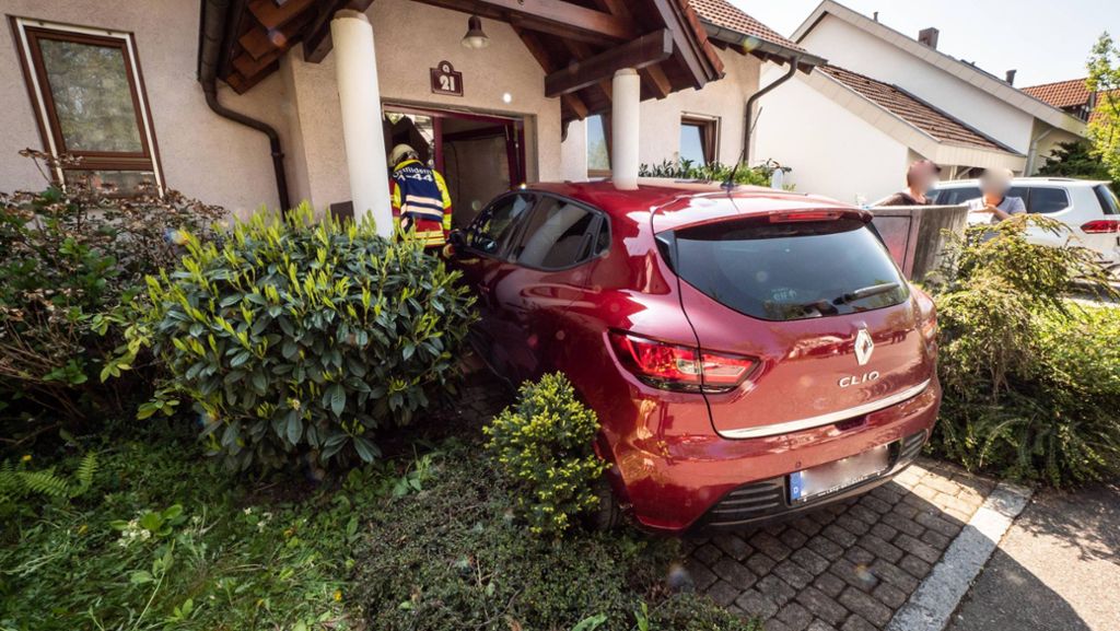 Unfall in Ostfildern/Ruit: Auto landet im Hauseingang