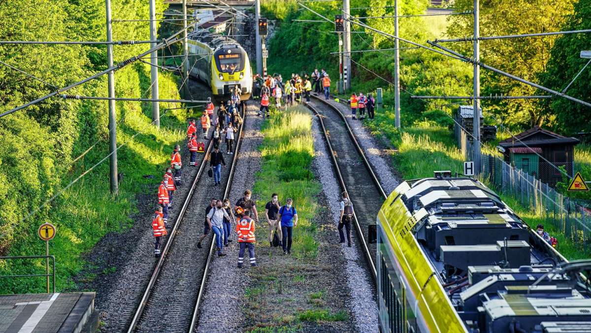  Der Lokführer versucht noch zu bremsen, als er ein Mädchen auf den Bahnschienen sieht. Doch der Zug kommt nicht rechtzeitig zum Stehen - der Unfall endet für die 14-Jährige tödlich. 