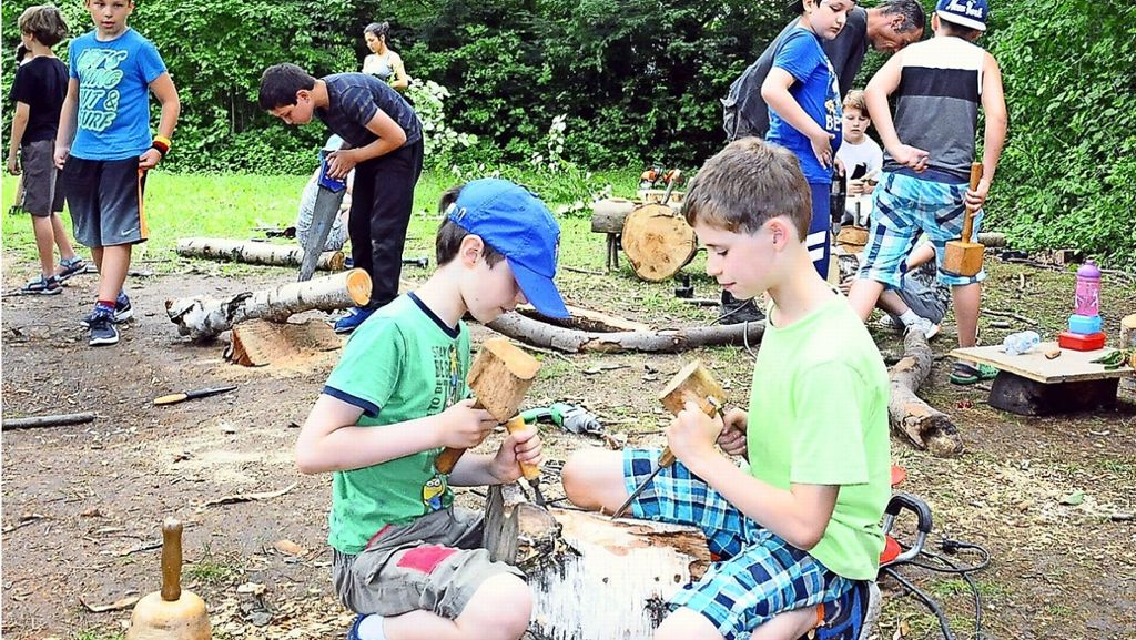 Engelbergschule in Stuttgart-Weilimdorf: Kinder gestalten Skulpturen aus Holz