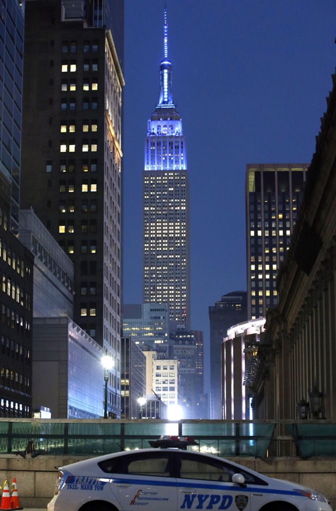 Der Metallmast sowie die beiden höchsten, nach innen versetzten Gebäudeteile des Empire State Buildings werden seit 1964 bei Einbruch der Dunkelheit bis Mitternacht in verschiedenen Farben beleuchtet. Ohne einen speziellen Anlass erstrahlt das Bauwerk in weißem Licht.