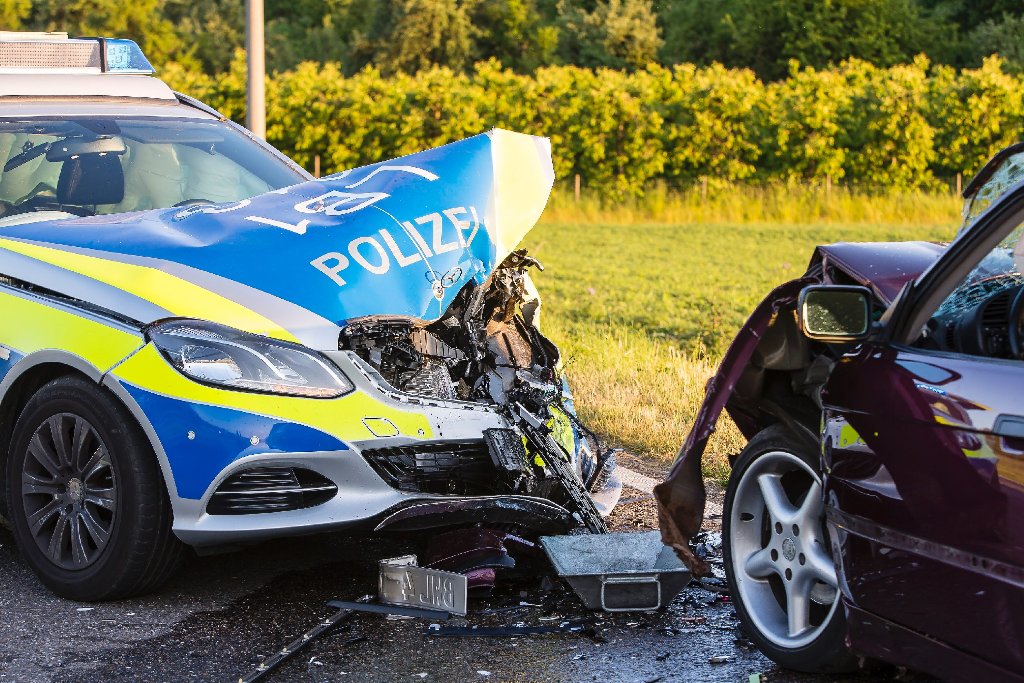 Bei Kirchheim kam es im Kreis Ludwigsburg zu einem schweren Unfall mit einem Streifenwagen.