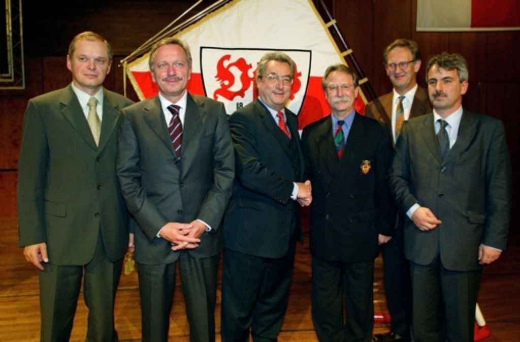 ...Aufsichtsrat des VfB Stuttgart gewählt. Seine Kollegen waren damals Bernhard Schreier (links), Joachim Schmidt (Zweiter von links), Dieter Hundt (Mitte links), Manfred Haas (Mitte rechts) und Hans Dietmar Sauer (Zweiter von rechts). Im September 2010 beschloss er...