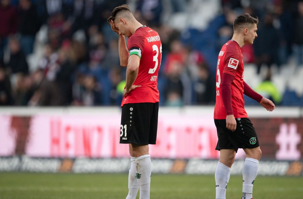 Waldemar Anton (links) und Florent Muslija haben mit Hannover 96 nach 23 Spielen gerade mal 14 Pünktchen auf dem Konto. Dennoch haben sie noch realistische Chancen auf den Klassenverbleib.