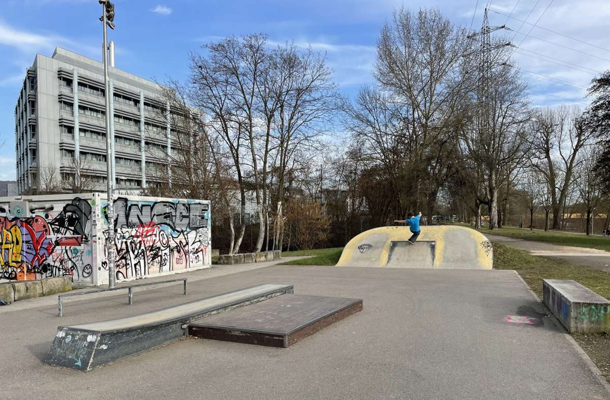 Der Großteil des Skateparks Esslingen liegt unter der Adenauerbrücke und bietet auch erfahrenen Skateboardern Herausforderungen.