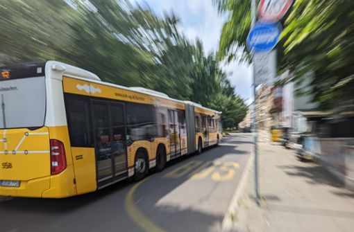 Heute können die aus der Ostendstraße in Richtung Wagenburgtunnel einbiegenden Busse rasch auf die Busspur wechseln. Foto: Jürgen Brand