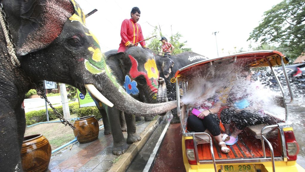 Songkran in Thailand: Wilde Wasserschlacht zum Neujahrsfest