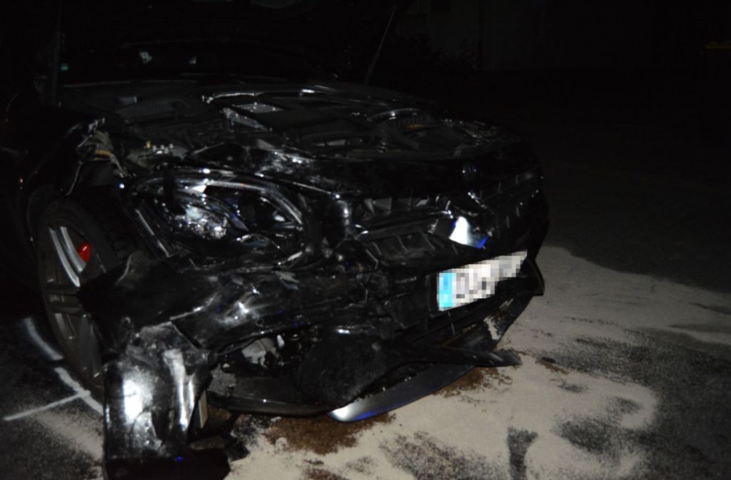 Von dem Wagen des Unfallverursachers, einem schwarzen Mercedes, ist nur ein Schrotthaufen übriggeblieben