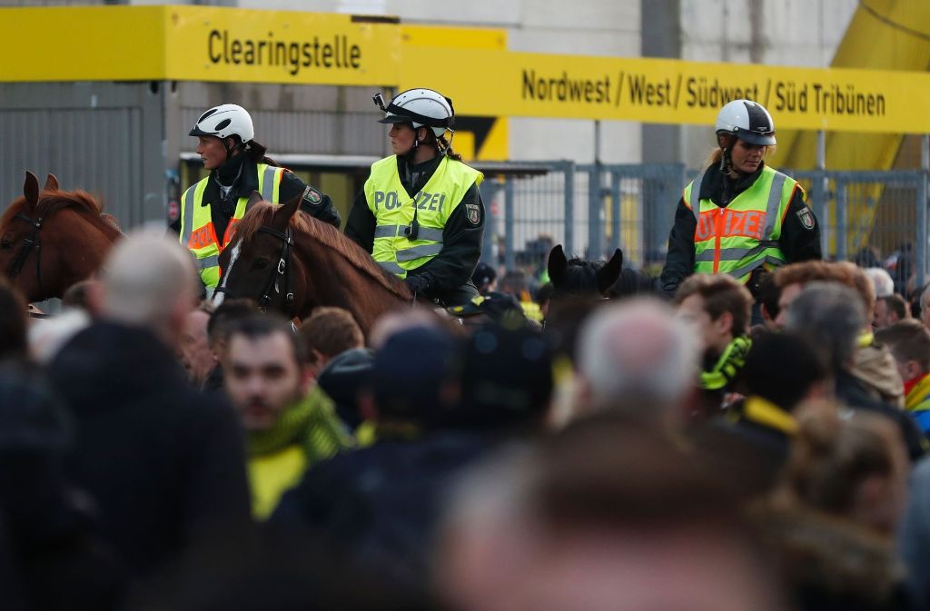 Die Polizei sichert den Bereich rund um den Signal-Iduna-Park in Dortmund. Foto: AFP