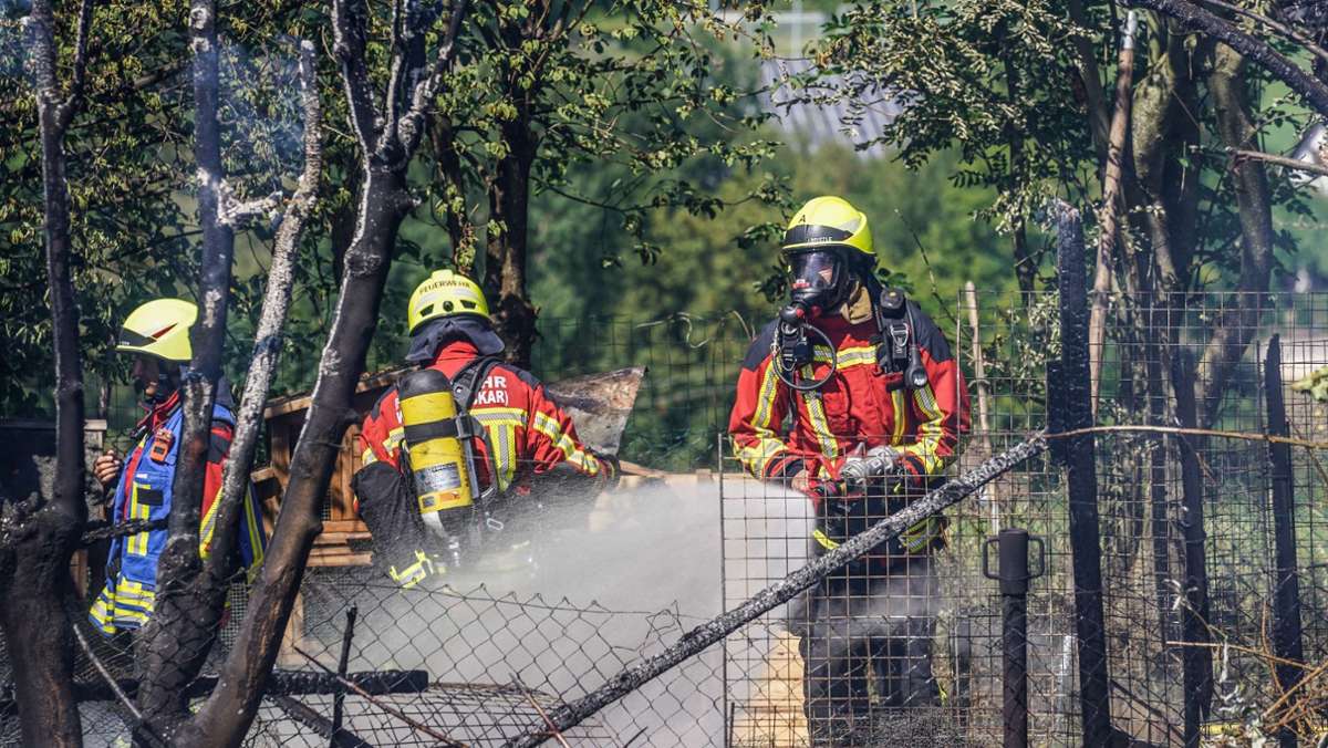  Am Samstag hat es auf einem Gartengrundstück in Wernau gebrannt. Eine Gartenhütte und ein Hühnergehege fielen dabei den Flammen zum Opfer. Die Tiere wurden dagegen gerettet. 