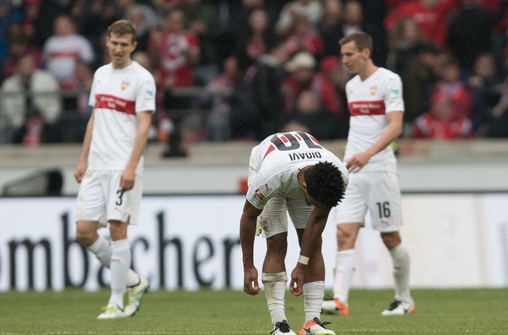 Die VfB-Spieler um Daniel Didavi (Mitte) stehen nach 90 Minuten mit leeren Händen da.
