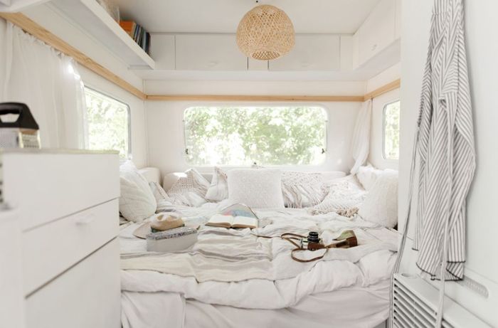 Ein gemütliches, einladendes Bett im Campingbus - doch ein Bett nimmt viel Platz ein. Der Stauraum darf dabei nicht auf der Strecke bleiben.