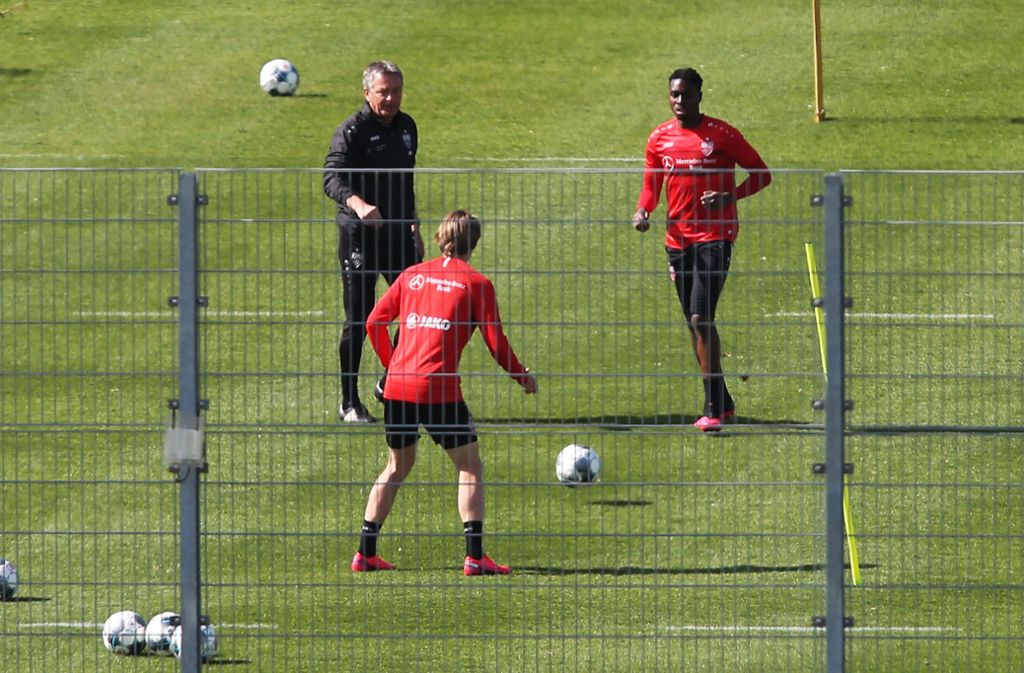 Training in Kleingruppen und über zwei Trainingsplätze verteilt. Beim VfB Stuttgart ist aktuell nichts mehr, wie es war.