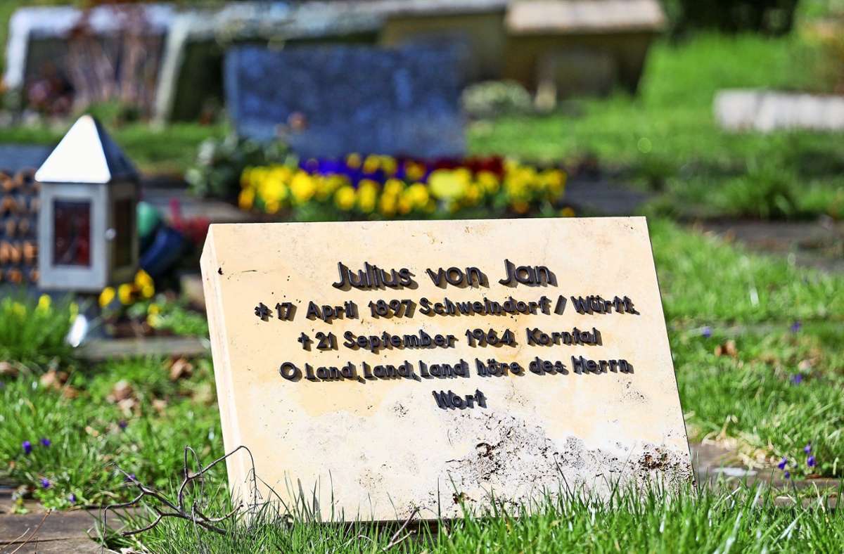 Auf dem neuen Friedhof liegt Julius von Jan begraben. Die Stadt Korntal-Münchingen würdigt ihn mit einer Grabsteinreplik . . .