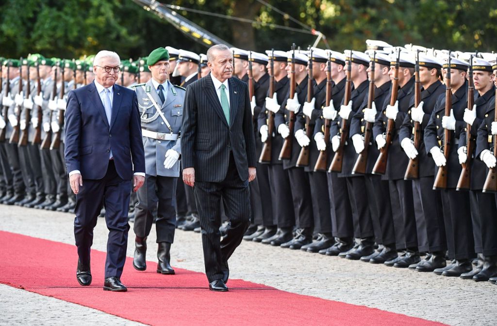 Zum Auftakt war Erdogan von Steinmeier mit militärischen Ehren begrüßt worden.