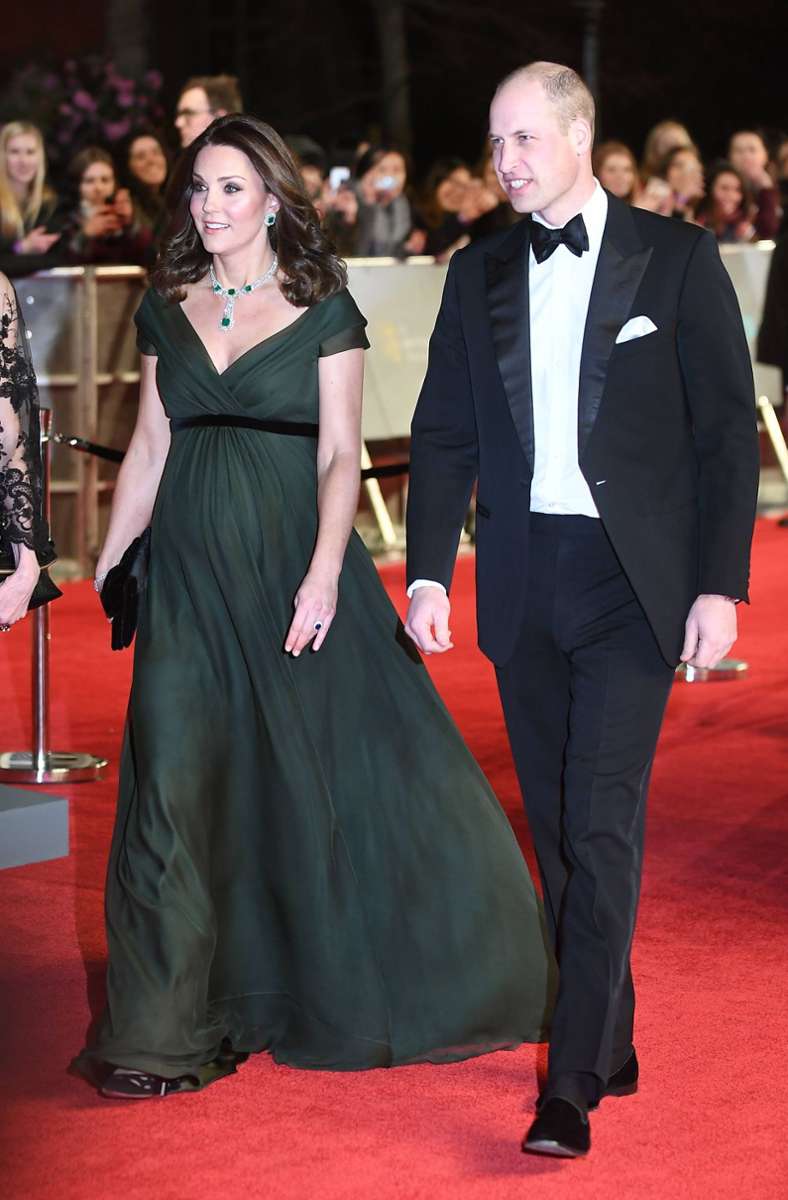 2018: Hochschwanger ist Herzogin Kate bei der Bafta-Verleihung – und hüllt ihren Babybauch in eine dunkelgrüne, fließende Kreation mit Empire-Linie von Jenny Packham.