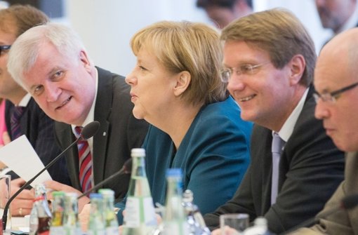In den Koalitionsgesprächen macht CSU-Chef Horst Seehofer mit seiner Pkw-Maut der Kanzlerin das Leben schwer. Foto: dpa