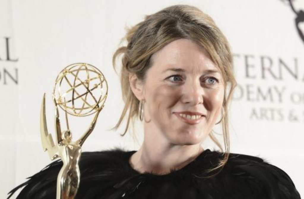 Die britische Produzentin Annabel Jones mit ihrem Emmy für die TV-Mini-Serie "Black Mirror".