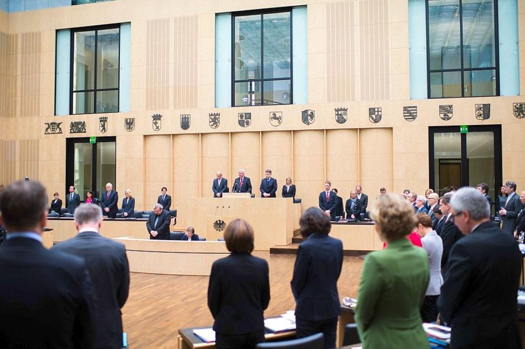 Der Bundesrat in Berlin gedenkt mit einer Schweigeminute am Freitag den Opfern des in Frankreich verunglückten Germanwings-Flugzeuges.
