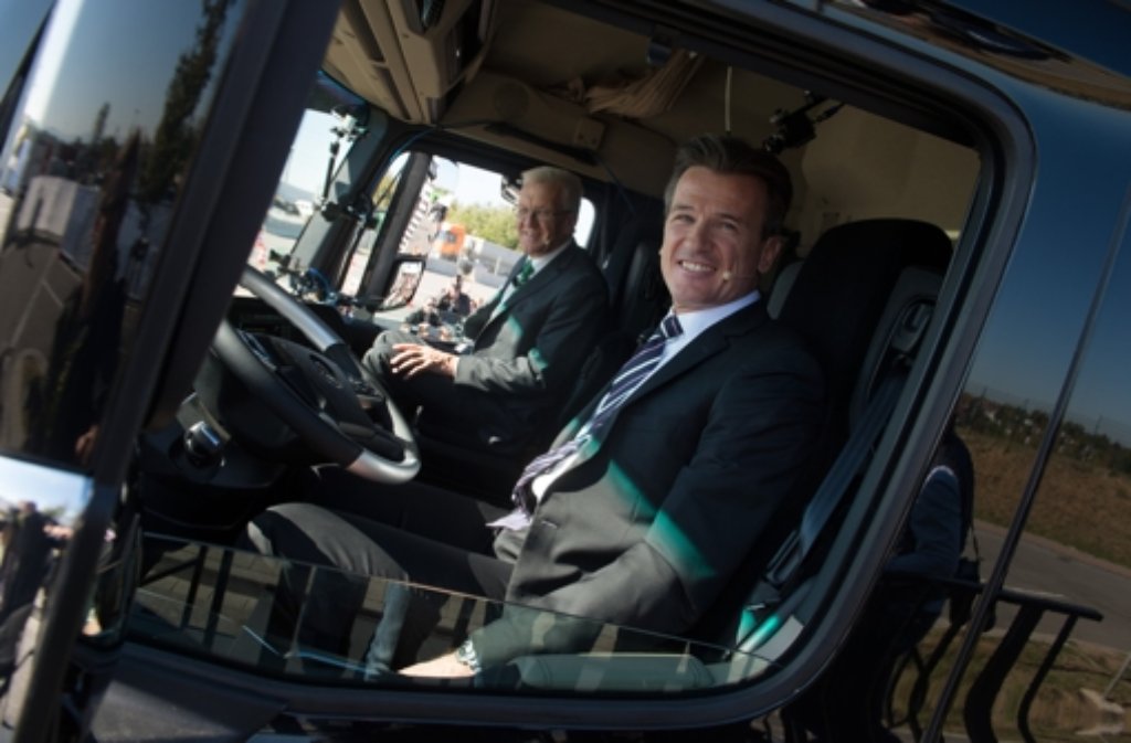 Der Südwest-Ministerpräsident Winfried Kretschmann (links) mit dem Daimler-Vorstand für Nutzfahrzeuge, Wolfgang Bernhard, in der Fahrerkabine des Mercedes-Benz Actros.