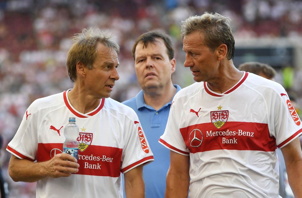 Also kicken können sie noch heute, auch wenn sie ein bisschen langsamer geworden sind: Jürgen Klinsmann (links) und Guido Buchwald bei einem Show-Fußballspiel in Stuttgart 2018