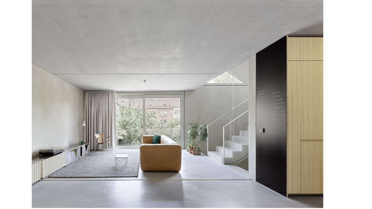 Blick in das vom Architekturbüro VON M geplante Stuttgarter Doppelhaus – Wohn-, Ess- und Küchenbereich. In diesem Teil der beiden Doppelhäuser wohnen die Architekten Dennis Mueller und Márcia Nunes und Familie.