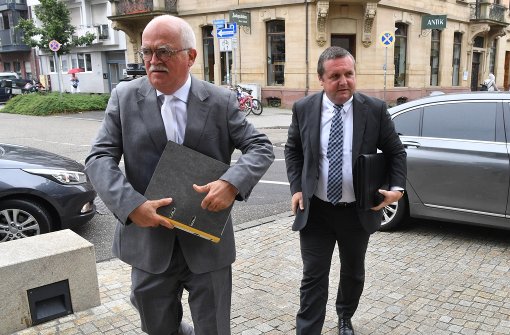 Stefan Mappus (rechts) mit  Anwalt  Peter Gauweiler auf dem Weg ins Gericht. Foto: dpa
