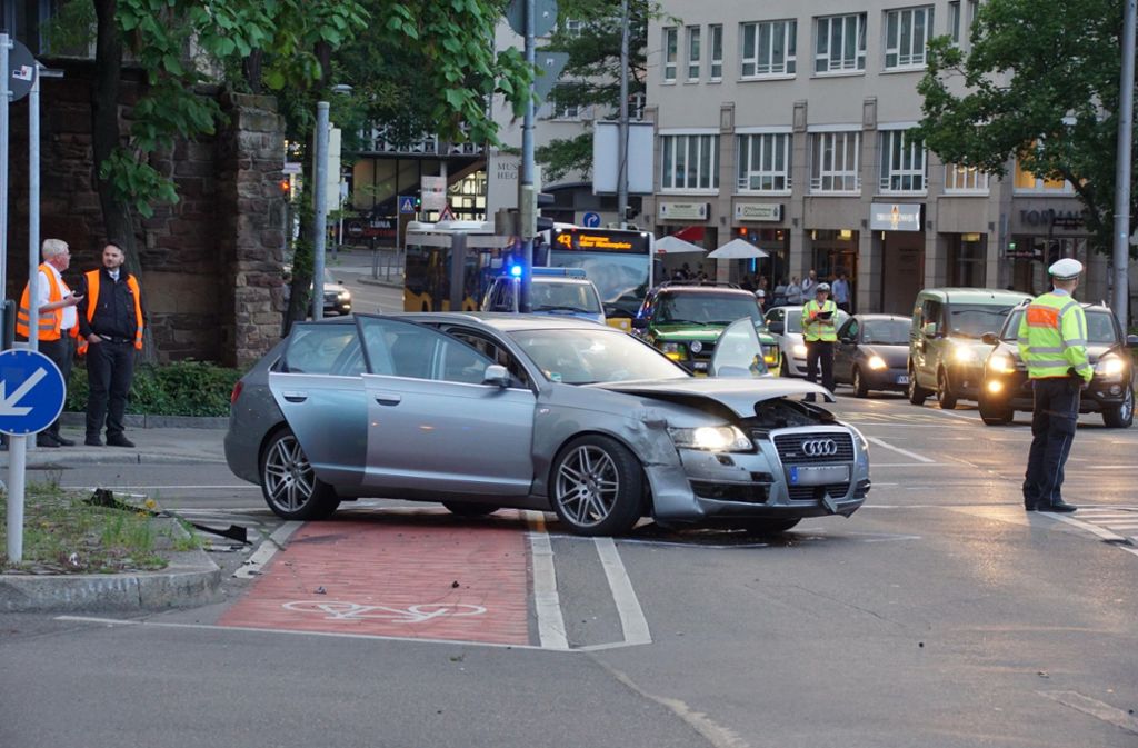 Der Audi-Fahrer war auf der Hauptstätter Straße in Richtung Österreichischer Platz unterwegs, ...