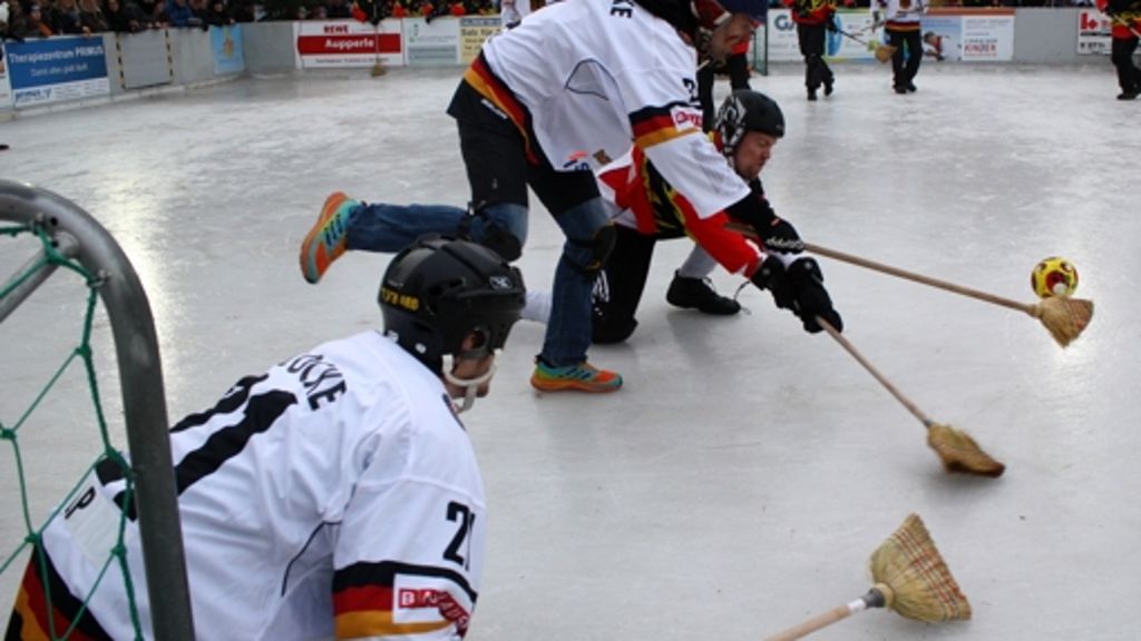 Besen-Eishockey-Spiel  in Fellbach: Die Locken polieren die Glatzen
