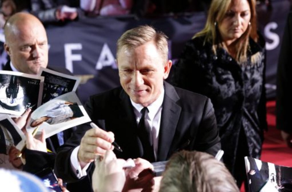 Ob er mit James Bond unterzeichnete? Daniel Craig musste am Premierenabend in Berlin mehr als ein Autogramm geben.