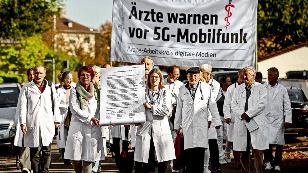 Demo am Staatsministerium in Stuttgart: Ärzte protestieren gegen 5G-Mobilfunk