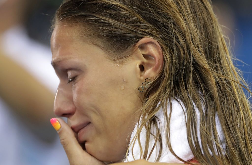 Die Russin Yulia Efimova weinte, als sie den zweiten Platz beim 100-Meter-Brustschwimmen im Finale geschafft hatte.
