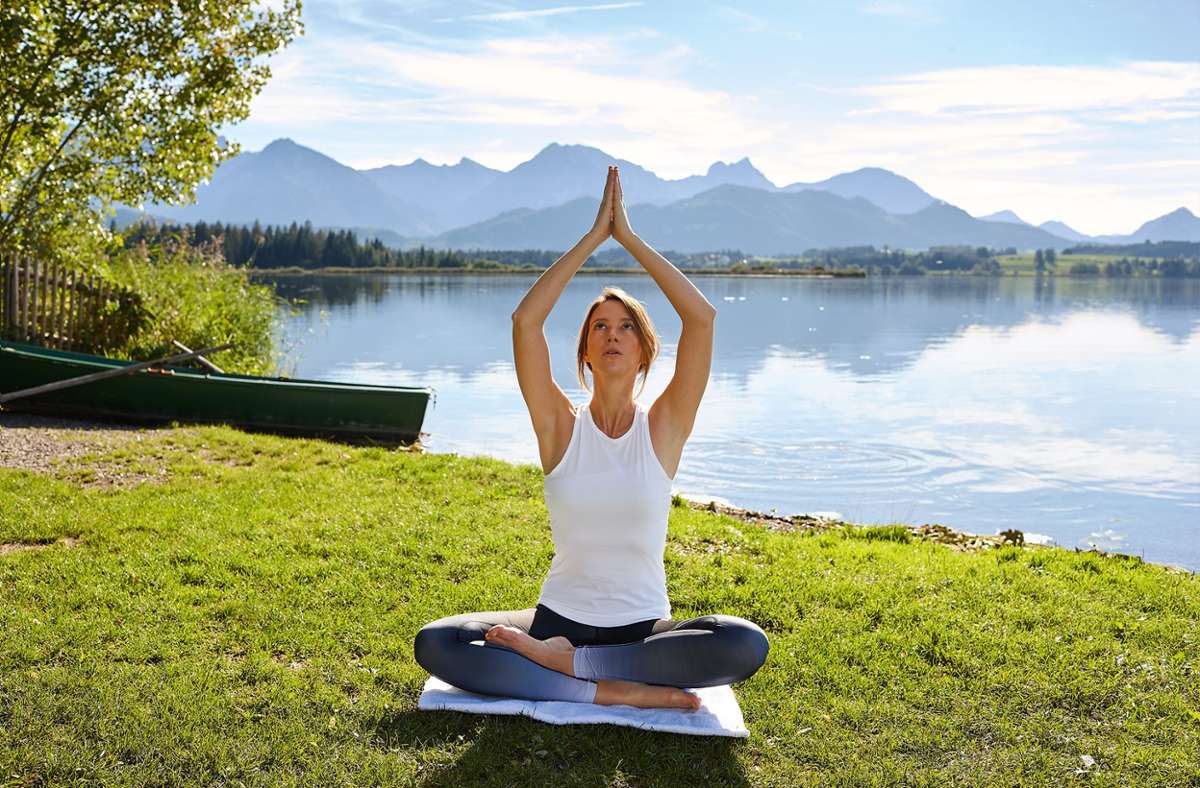 Am besten kombiniert man den Wellnessurlaub mit sportlichen Aktivitäten wie Yoga, Wandern oder Radfahren.