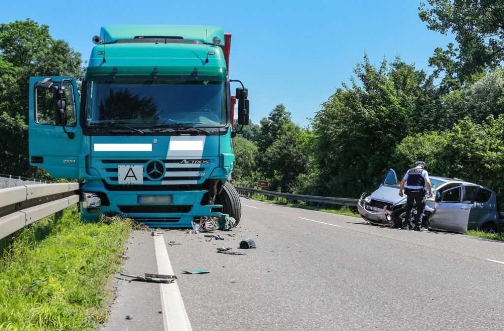 Der Fahrer und die Beifahrerin im Mercedes wurden bei dem Unfall verletzt.