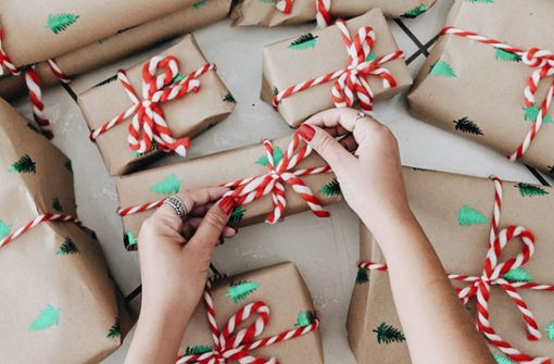 Welches Geschenk passt zu wem – Weihnachtsshopping kann stressig sein. Foto: Unsplash/Juliana Malta