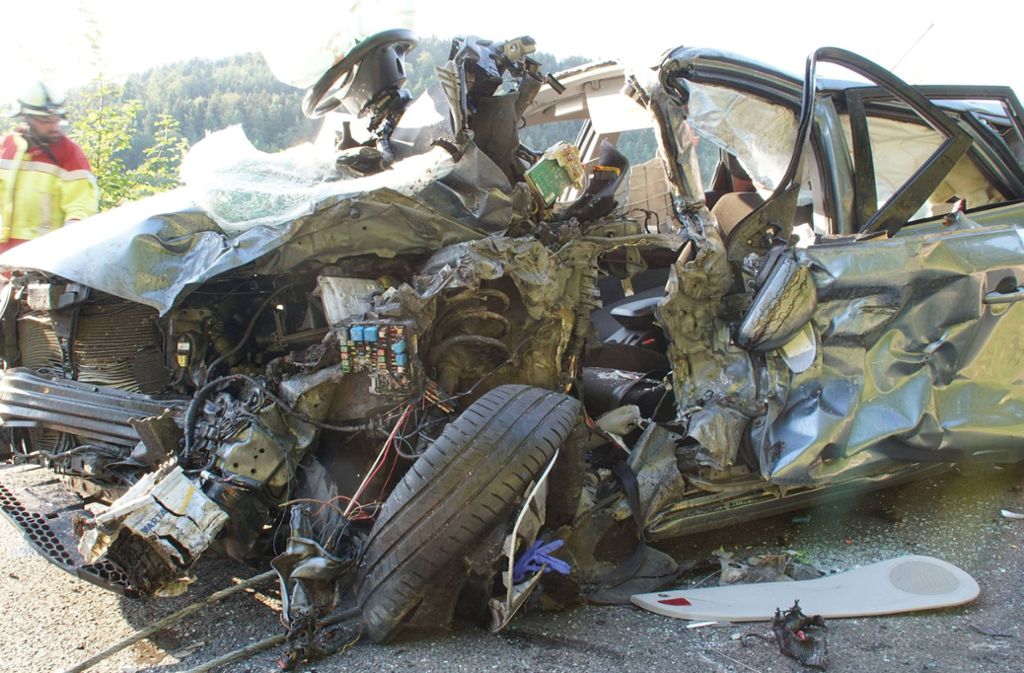 Neben dem Wagen des verstorbenen Fahrers waren zwei weitere Fahrzeuge in den Unfall verwickelt.