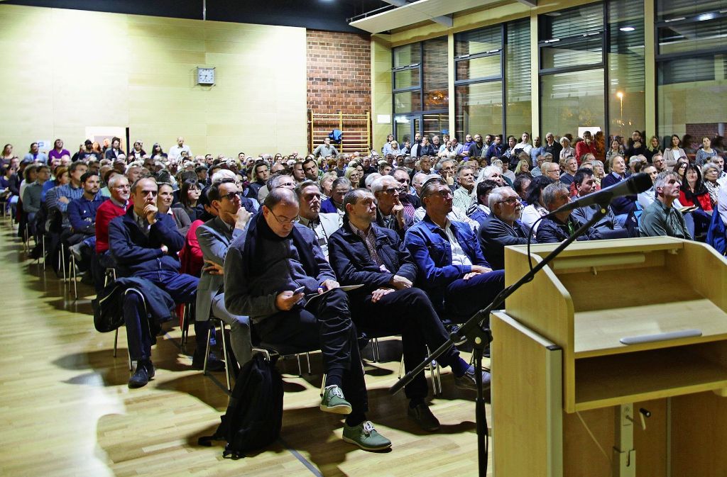 Gut 300 Bürger kamen zu einem Infoabend in die Gemeindehalle Rielingshausen. Foto: Frank Wewoda