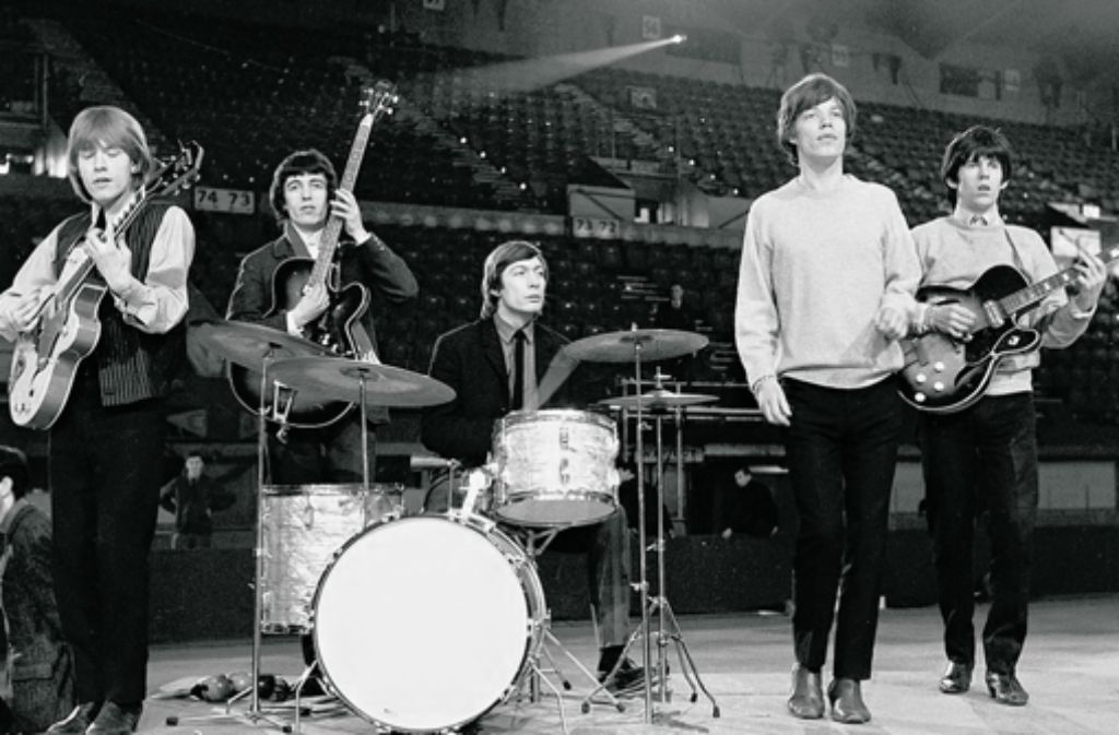 Vor 50 Jahren fing alles an: Im Marquee Club spielten die Rolling Stones am 12. Juli 1962 ihr erstes Konzert. Mit „Satisfaction“ stürmten sie im Jahr 1965 erstmals auf Platz eins der Charts in den USA und Großbritannien. Mit vielen Singles und Alben hat die Band seither jahrzehntelang Rock-Geschichte geschrieben, aber auch mit Sex- und Drogengeschichten.
