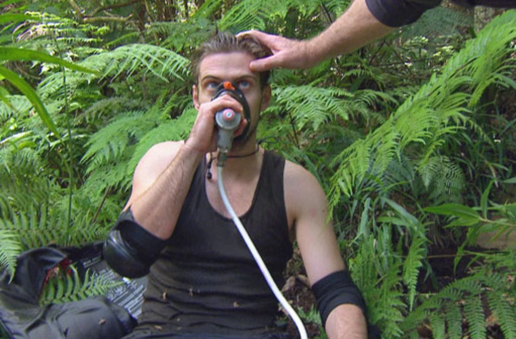 Jörn Schlönvoigt nimmt im RTL-Dschungelcamp ein paar tiefe Atemzüge Sauerstoff.