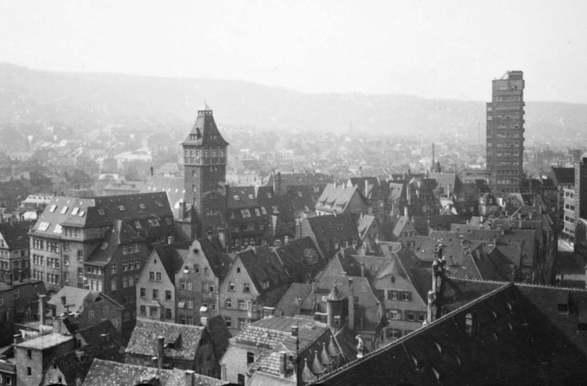 Im Bestand von „Stuttgart 1942“ finden sich auch etliche Aufnahmen von Wahrzeichen der Stadt. In der Bildergalerie zeigen wir viele von ihnen, etliche davon sind längst verschwunden.