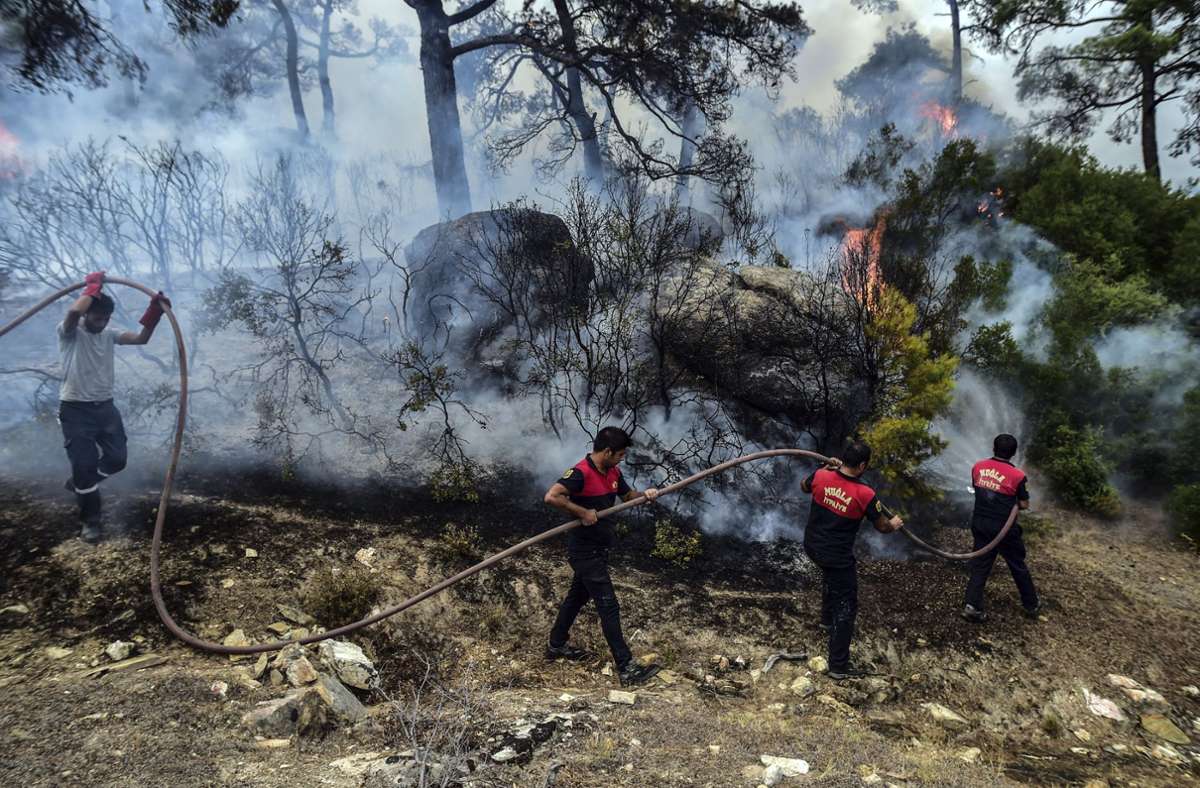 Feuerwehrleute löschen einen Brand in der türkischen Provinz Mugla.