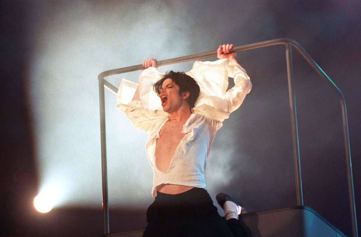 Michael Jackson, der „King of Pop“ war am 4. November 1995 zu Gast bei „Wetten, dass…?“ – und bescherte der TV-Show die höchste Quote in der Geschichte: 17,86 Millionen Zuschauer verfolgten die Sendung damals. Jackson schwebte auf einer Plattform über der Bühne und sang seinen „Earth Song“. Unvergessen.