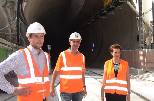 Tülay Schmid lässt sich von Thomas Berner(l.,   Bahn) und Robert Pechhacker (Baufirma) über den Stand der Arbeiten am Fildertunnel, dessen Patin sie ist, informieren. Foto: StZ