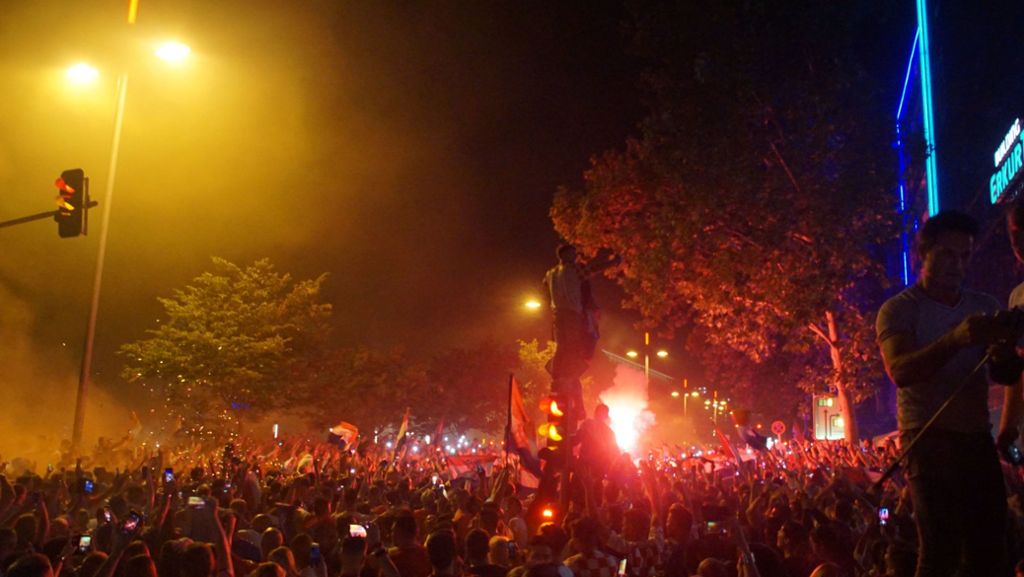  Bengalos sind in den Fußballstadien verboten, beim Public Viewing auf der Theodor-Heuss-Straße in Stuttgart gehören sie zum Bild der vergangenen Wochen. Ein Fanforscher erklärt, warum die Kroaten ihre Siege mit Pyrotechnik feiern. 