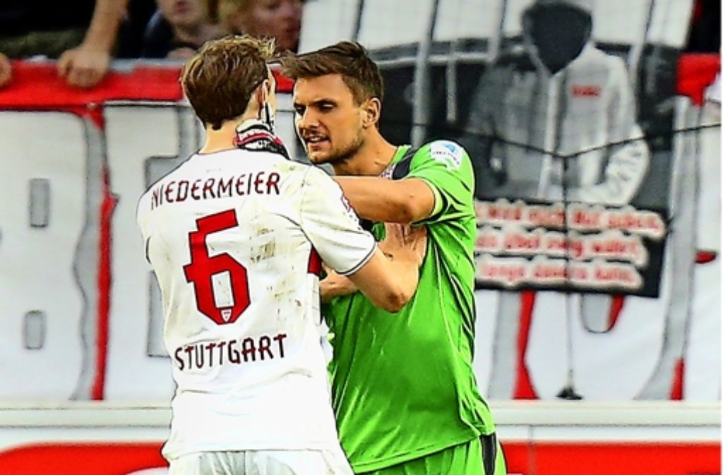 Georg Niedermeier und Sven Ulreich: 1,90-Meter-Hünen im Zweikampf. Weitere Bilder aus dem Spiel des VfB Stuttgart gegen den Hamburger SV zeigen wir in der folgenden Bilderstrecke.