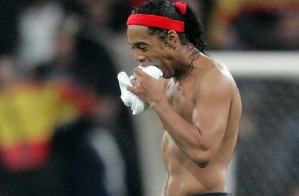 Wer wird denn gleich sein Handtuch essen? Keine gute Idee! Schließlich braucht Ronaldinho es noch, um seine Zöpfchen zu frottieren.