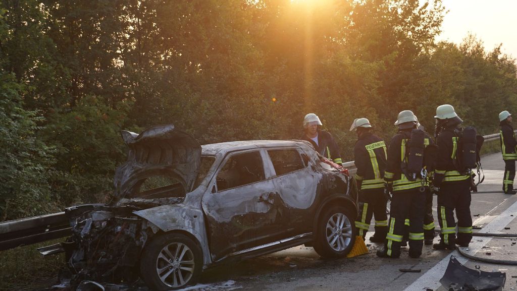 A8 bei Aichelberg: Auto brennt auf Autobahn komplett aus