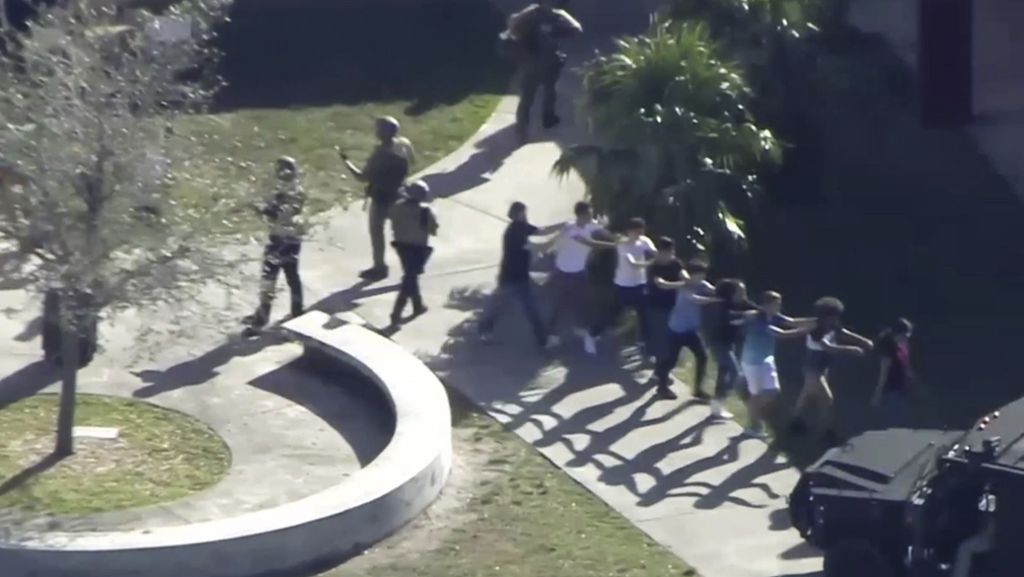 Nach Schießerei in Florida mit 14 Toten: Polizei nimmt Tatverdächtigen fest