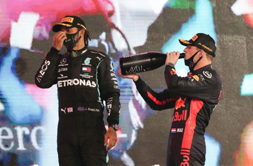 Max Verstappen (re.) in Feierlaune: Der Niederländer konnte 2020 den Mercedes um Lewis Hamilton weitestgehend als Einziger gefährlich werden. In Abu Dhabi schlug der 23 Jahre alte Red-Bull-Pilot  beide Stern-Fahrer. Foto: dpa/Kamran Jebreili