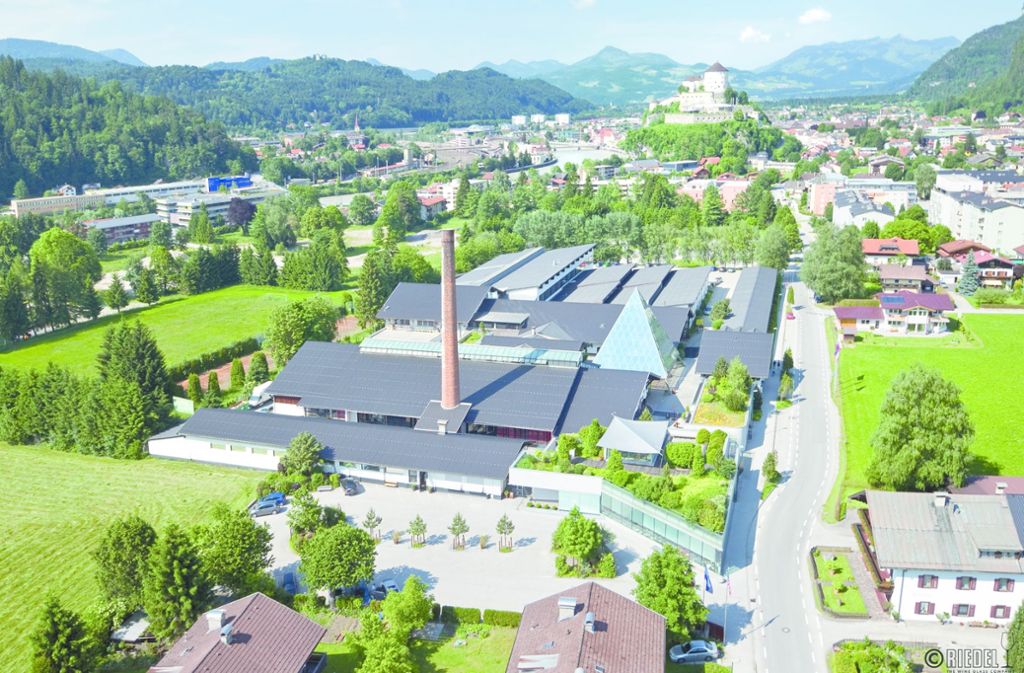 Das Firmengelände in Kufstein, Tirol. Vorne der Verkauf, dahinter die Manufaktur, im Hof sichtbar ist eine Glaspyramide, die an die Firmen- und Familiengeschichte erinnert.
